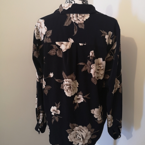 Dark floral blouse - Picture 2 of 8
